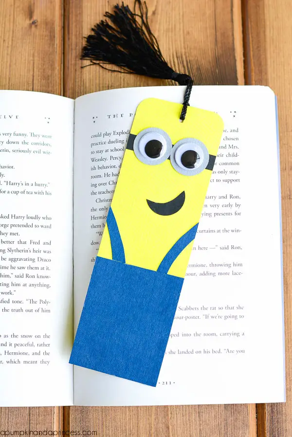 HOW TO MAKE DIY MINIONS BOOKMARK