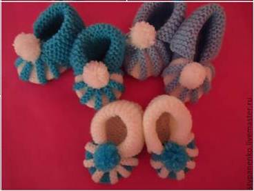 Crochet Baby Booties With Pom Poms