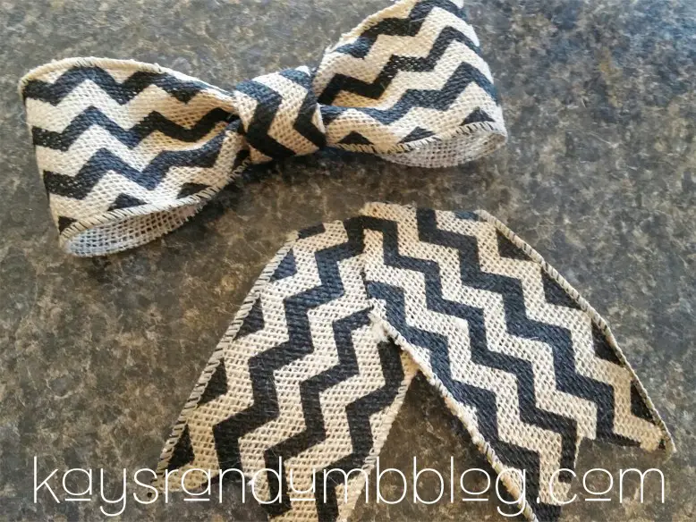 How to Make a Burlap Bow With Glue