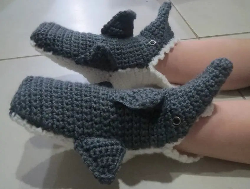 7 Free Patterns for Crochet Shark Slippers | Shark Crochet Slippers