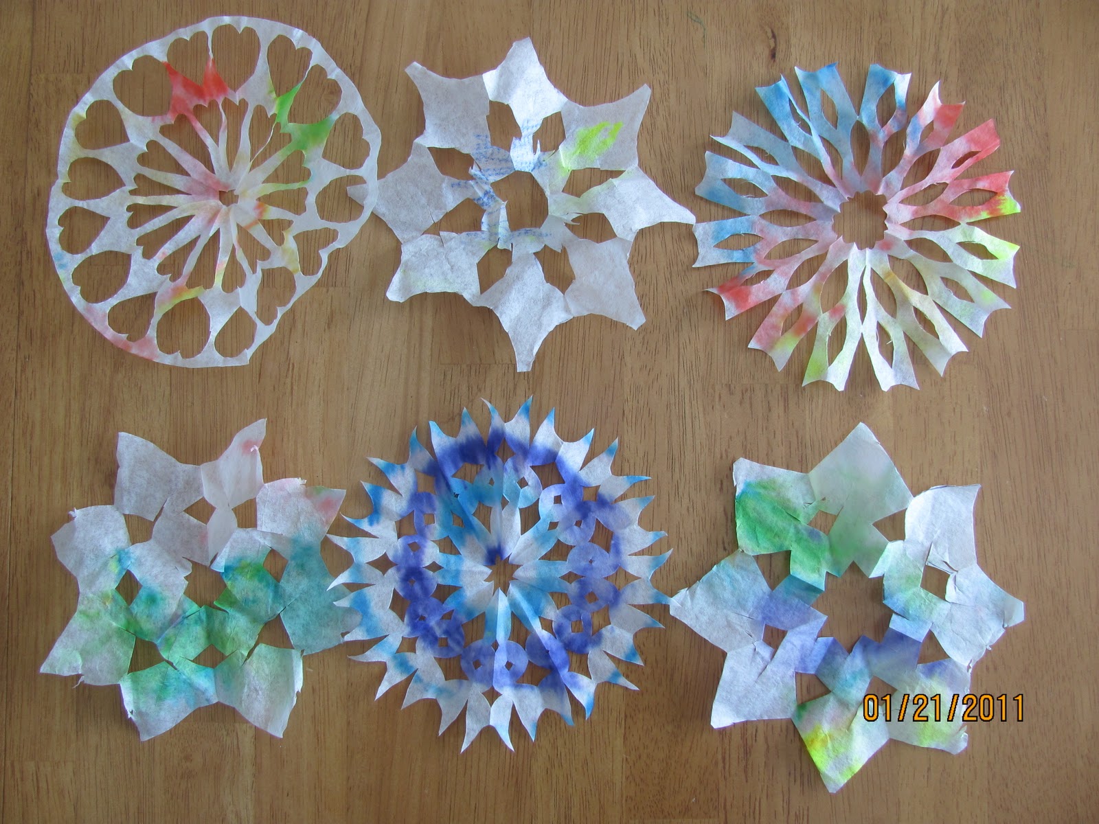 26 Easy DIY Coffee Filter Snowflakes Patterns Tutorials