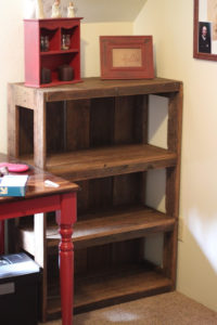 DIY Pallet Bookshelf