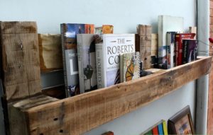 Easy Pallet Bookshelf