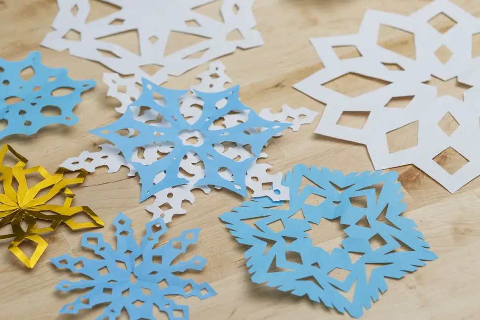 How to Cut out Snowflake Instructions
